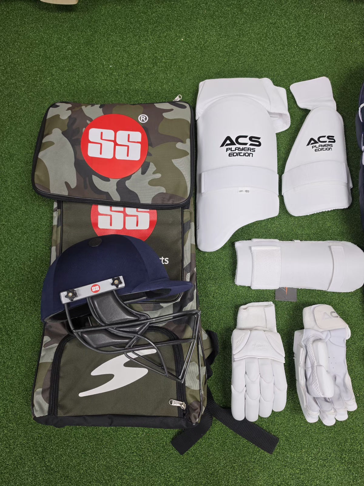 Full cricket kit for left hand batsman with SS kit bag and ACS protective gear